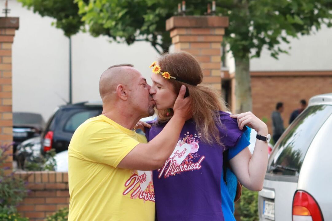 Frisch verheiratet knutschen