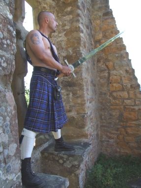 Blauer kilt mit scherpe
