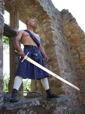 Blauer kilt mit scherpe