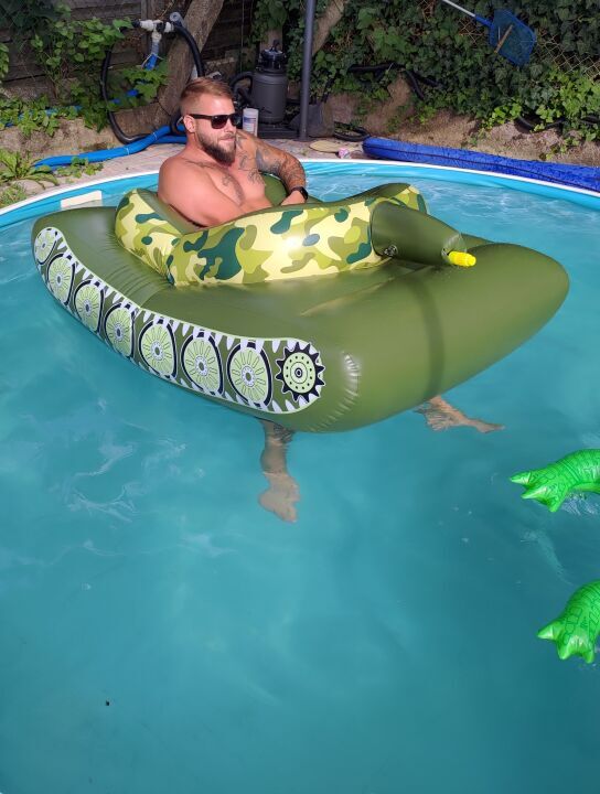 Flo b. mit bade panzer