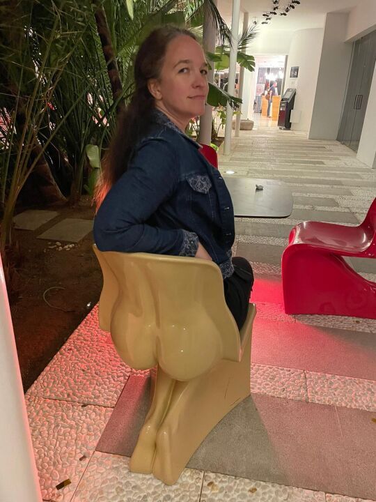Kati auf po stuhl