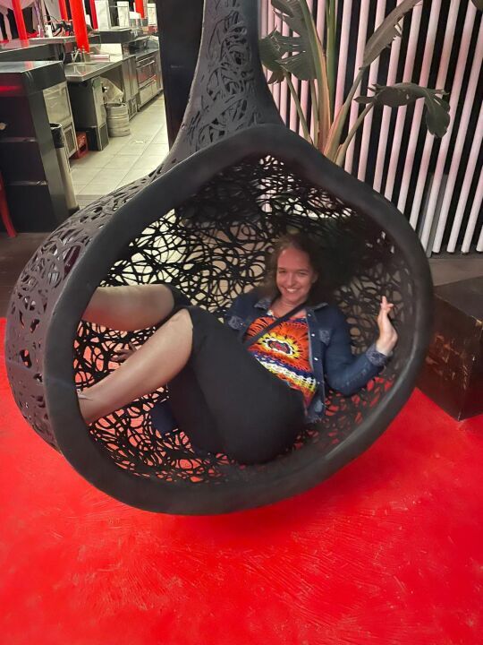 Kati im coolen haengesessel