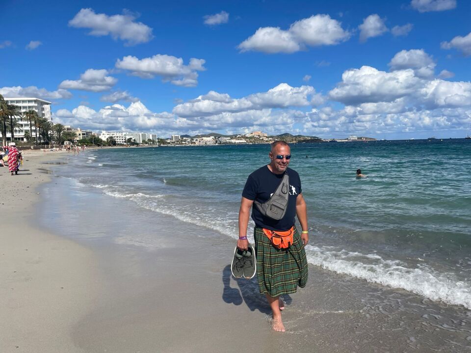 Toto gluecklich am strand