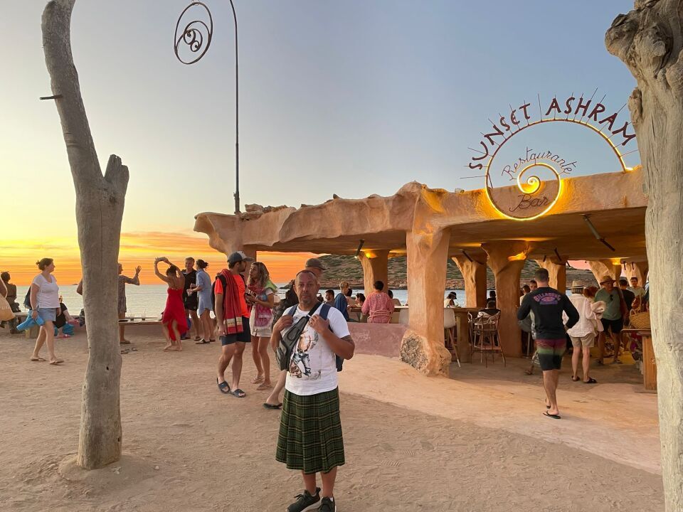 Toto vor dem spektakulaeren sonnenuntergang