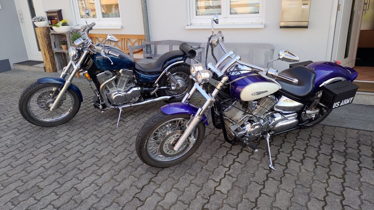 Trude mit ihrer kleinen schwester der dragqueen